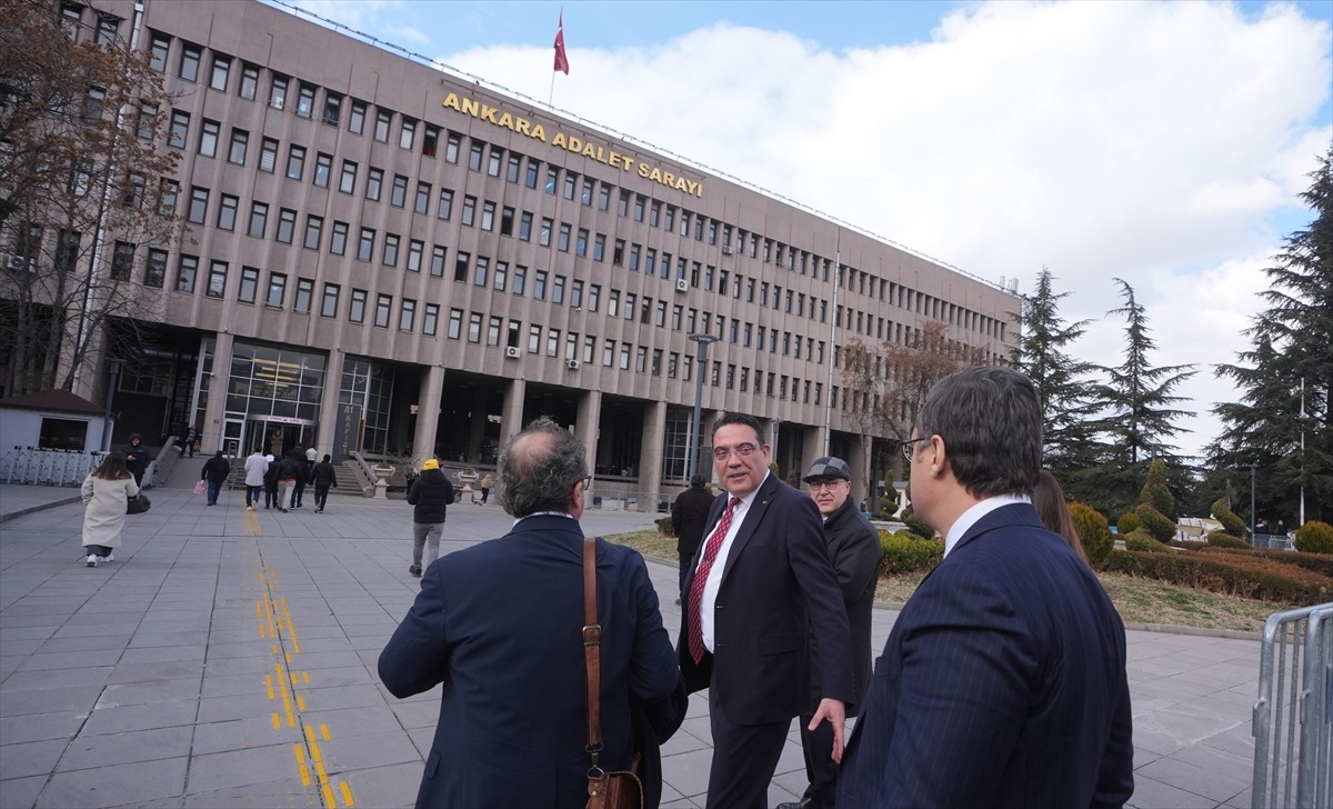 Bazı teğmenlerin disipline sevk edilmesini protesto etmek için emekli askerleri eylem yapmaya...