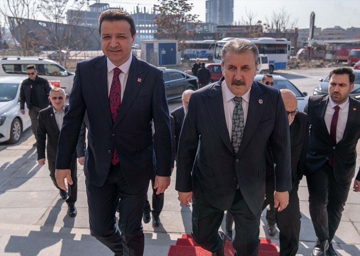 BBP Genel Başkanı Mustafa Destici (solda), Saadet Partisi Genel Başkanı Mahmut Arıkan’ı (sağda)...