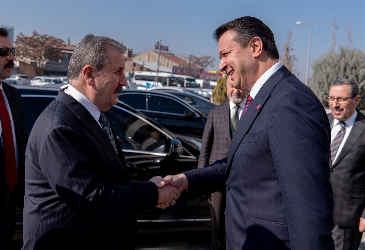BBP Genel Başkanı Mustafa Destici (solda), Saadet Partisi Genel Başkanı Mahmut Arıkan’ı (sağda)...