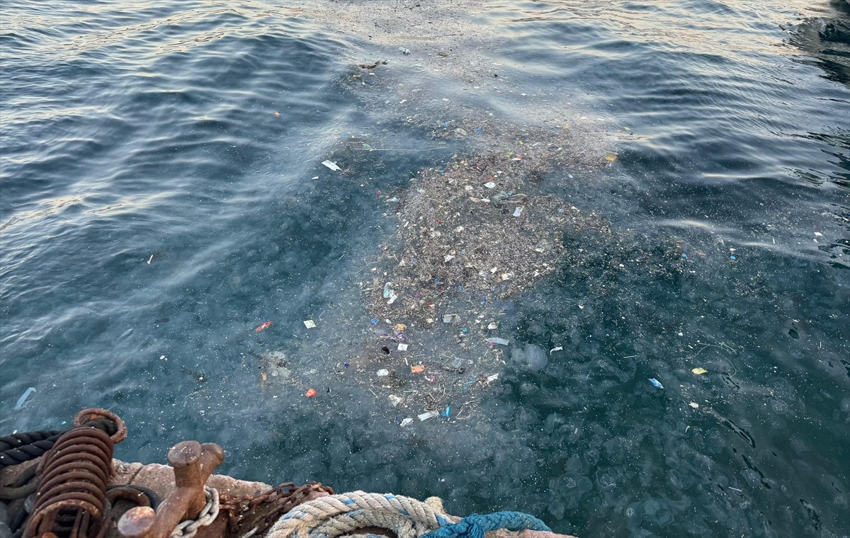 Beşiktaş'ta sahilde denize atılan çöplerin kıyı şeridinde kümelendiği ve yer yer deniz yüzeyini...