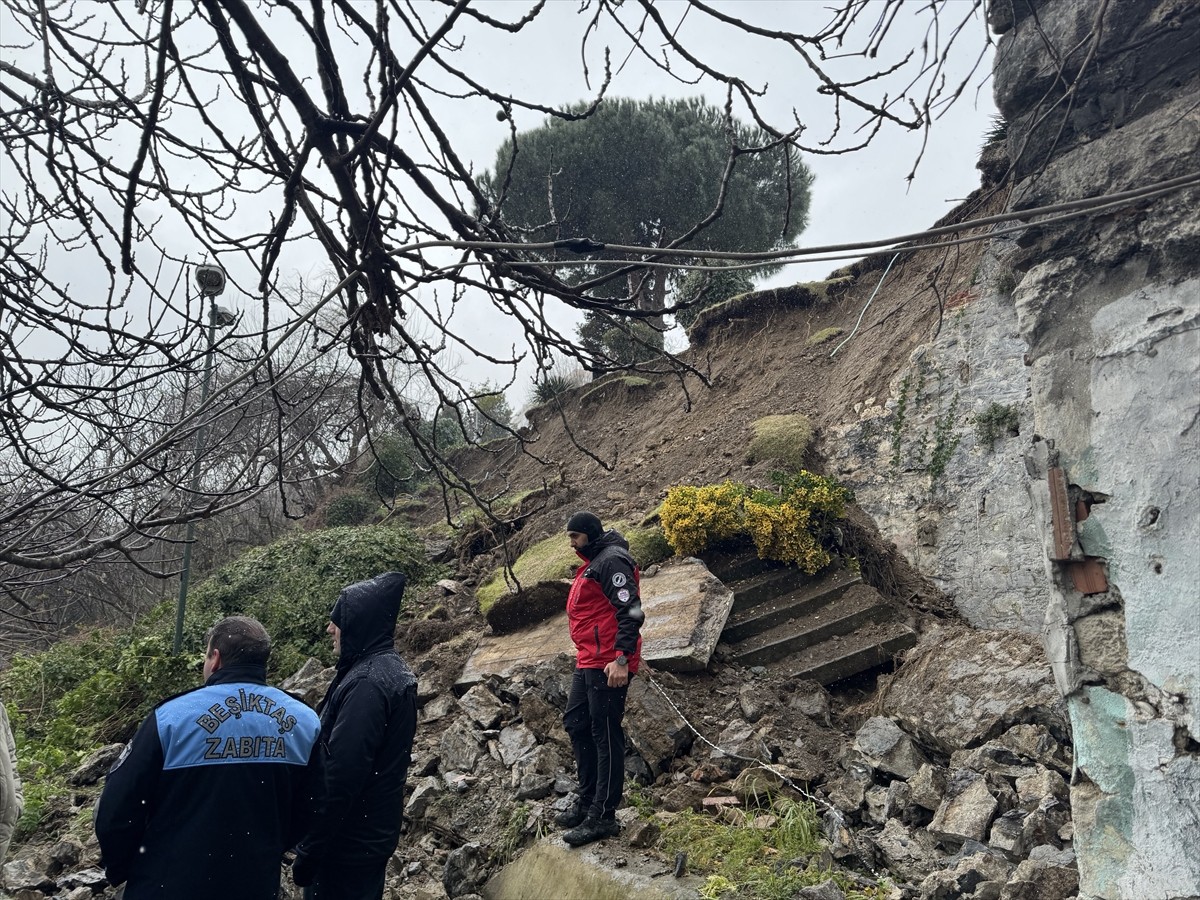 Beşiktaş'ta yağış nedeniyle meydana gelen toprak kaymasının ardından istinat duvarı...