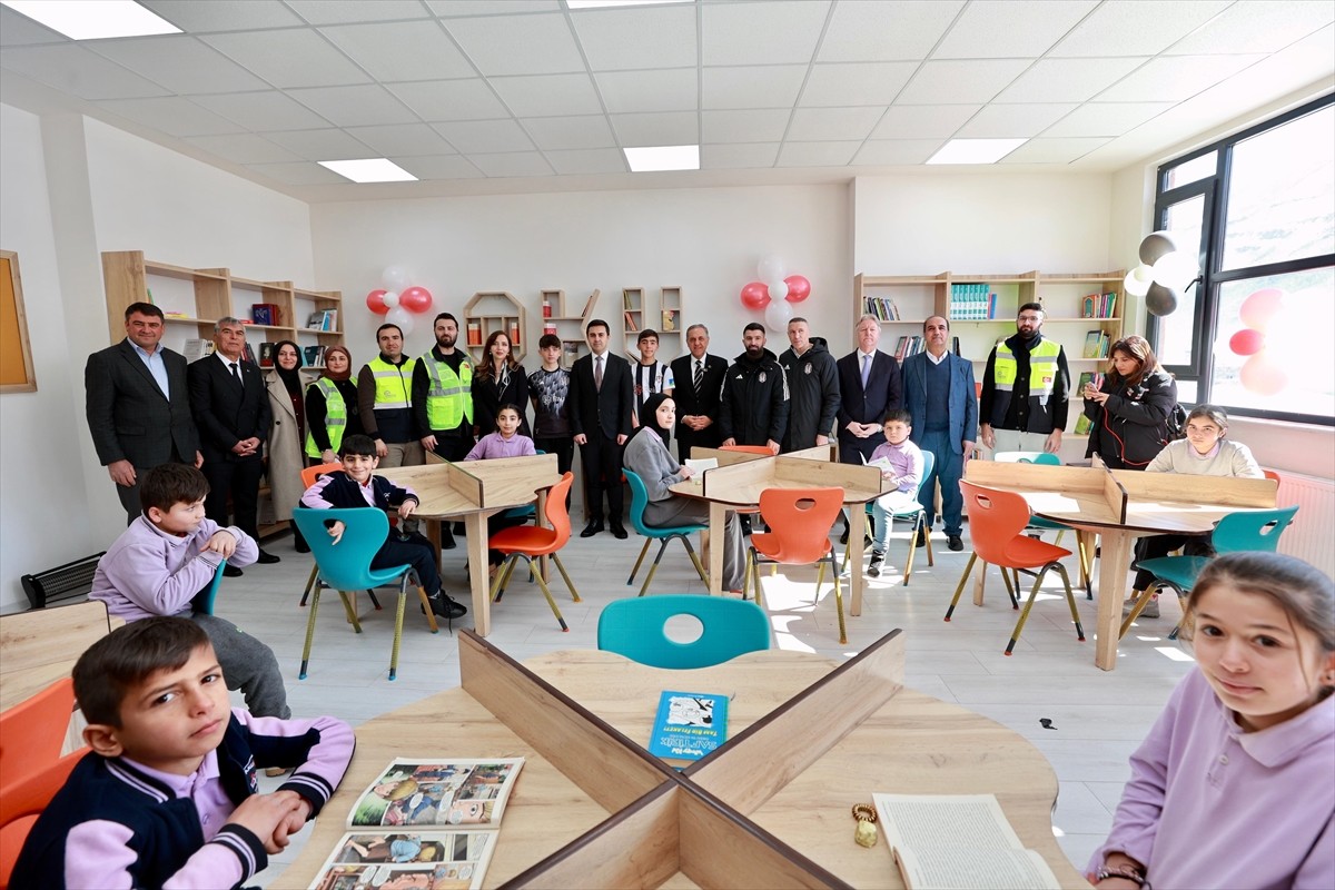 Beşiktaş JK'nin destekleriyle Bingöl'ün Adaklı ilçesindeki Karaçubuk köyündeki okulda kütüphane...