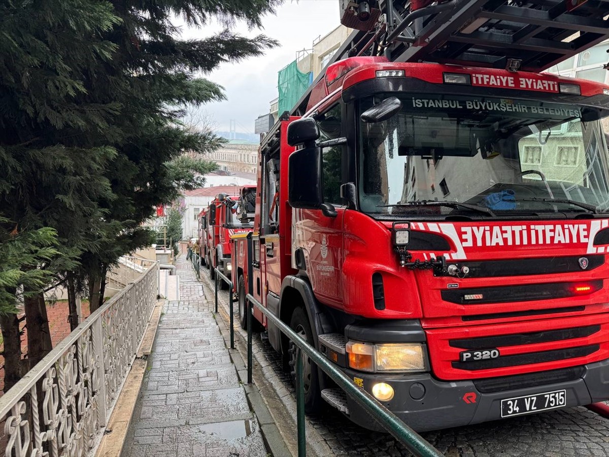 Beşiktaş Yıldız Mahallesi Çitlenbik Sokak'taki 6 katlı binanın ikinci katındaki dairede henüz...