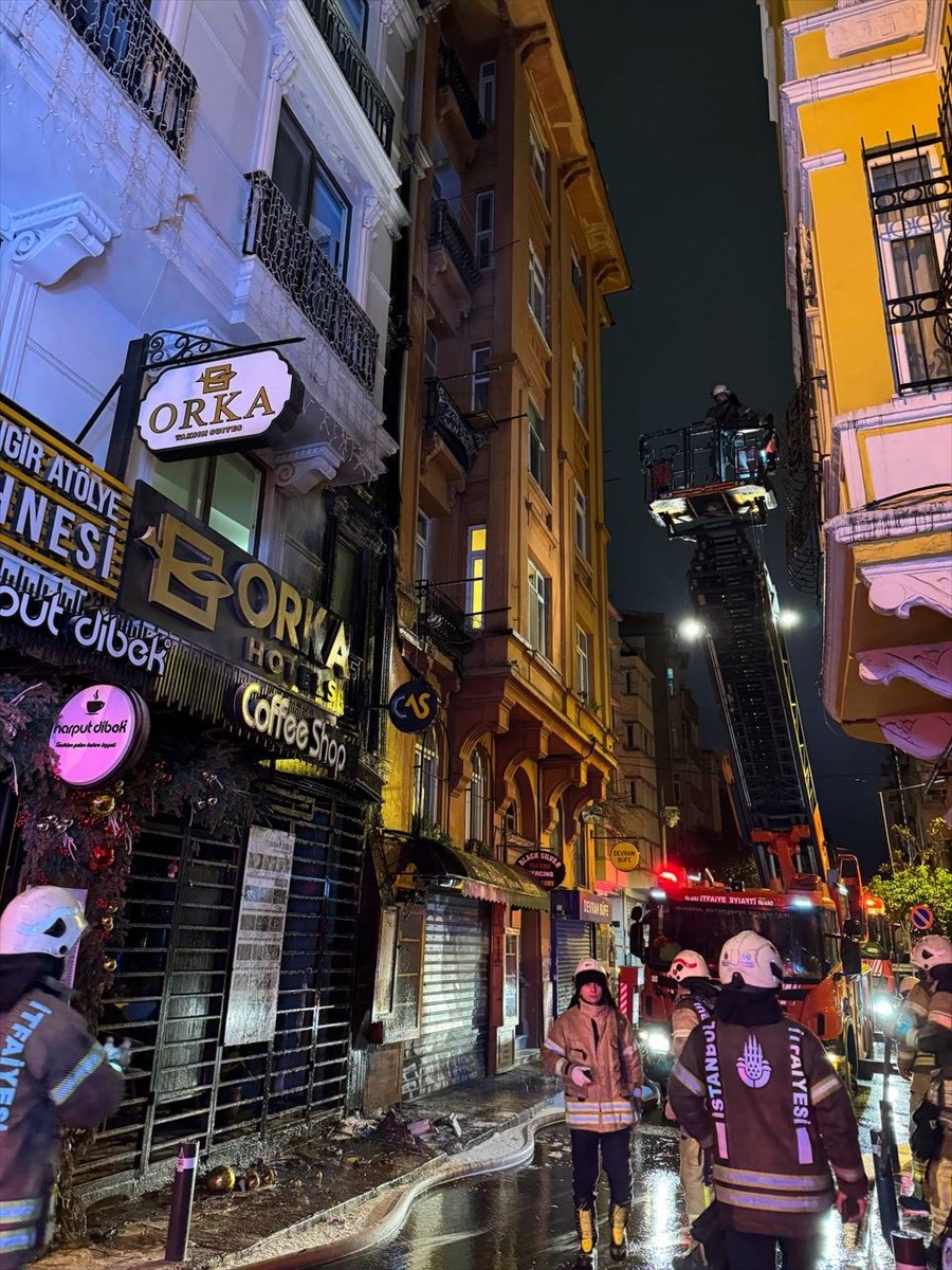 Beyoğlu'nda bir otelin dış cephesinde çıkan yangın itfaiye ekiplerince söndürüldü.