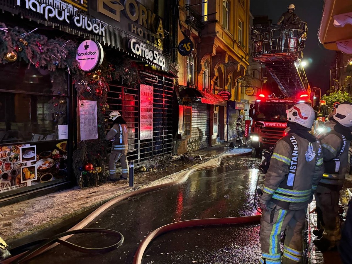 Beyoğlu'nda bir otelin dış cephesinde çıkan yangın itfaiye ekiplerince söndürüldü.
