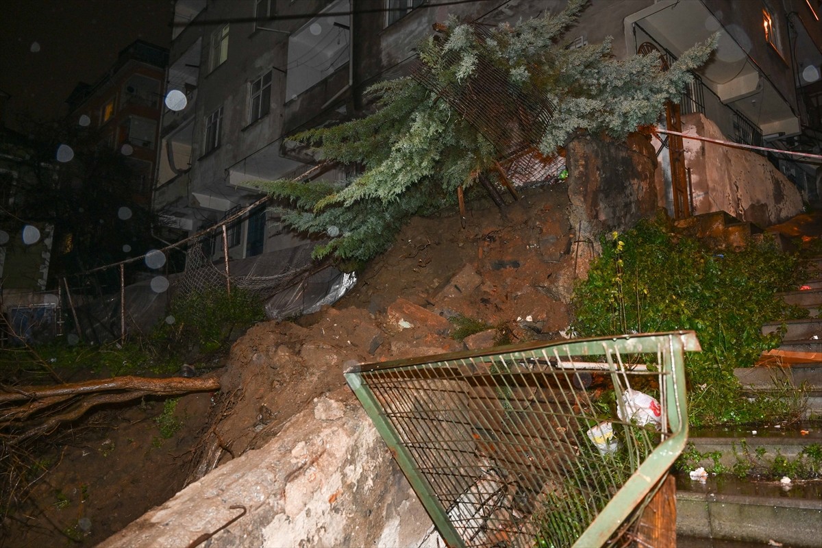Beyoğlu'nda iki bina, önlerindeki istinat duvarının çökmesi üzerine tedbir amacıyla boşaltıldı....