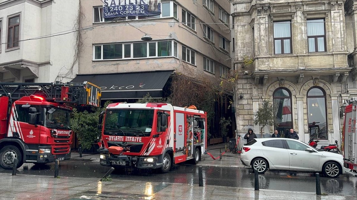 Beyoğlu'nda restoranda çıkan yangın itfaiye ekiplerince söndürüldü. İhbar üzerine bölgeye polis...