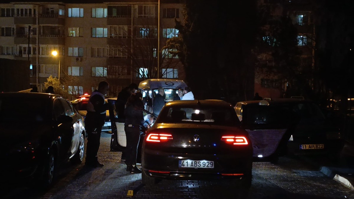 Bilecik'te kent merkezinde bir kadın ile eşini alıkoyup, polise silah doğrulttuğu iddia edilen...