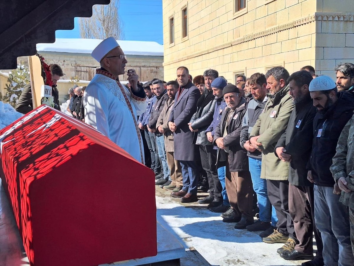 Bingöl'de otobüs kazasında hayatını kaybeden sözleşmeli er Abdullah Kaya'nın cenazesi memleketi...