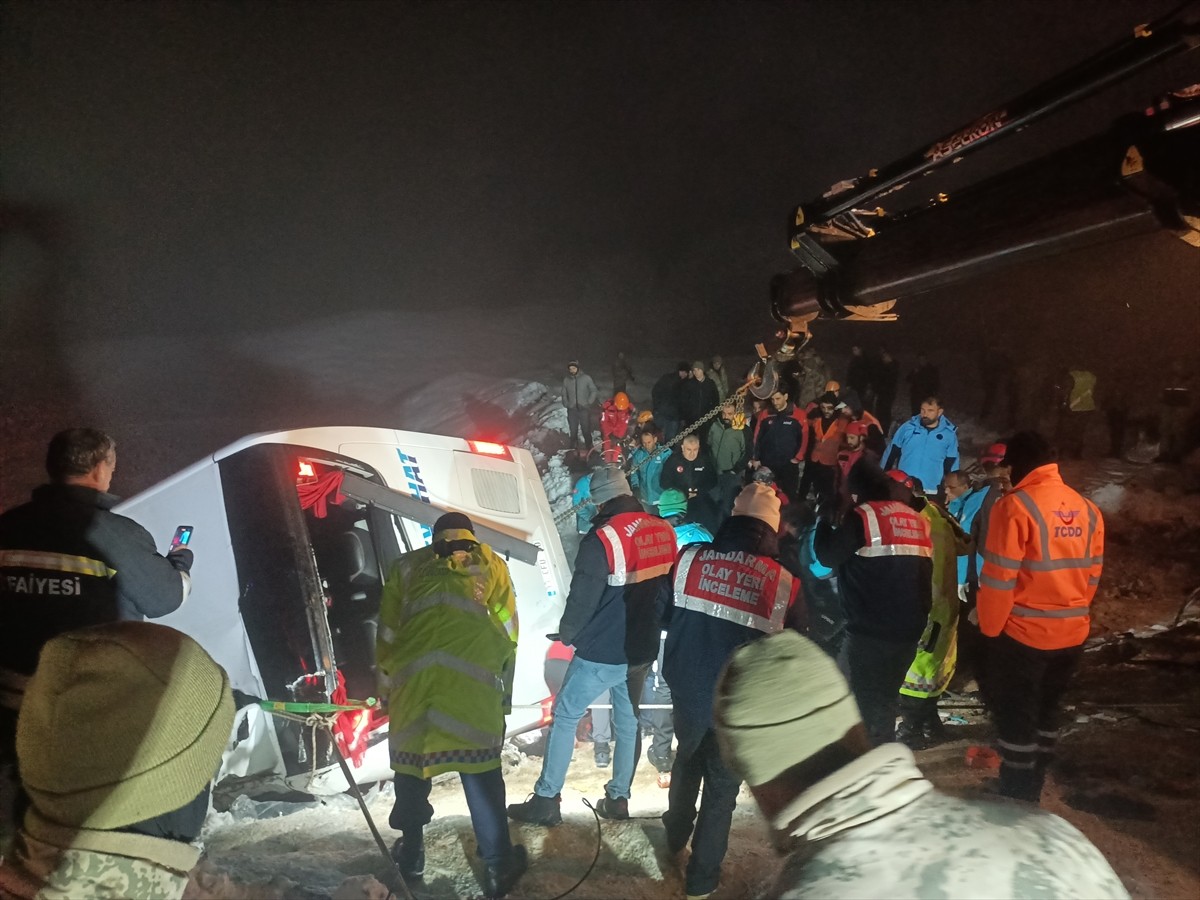Bingöl'de yolcu otobüsünün şarampole devrilmesi sonucu ilk belirlemelere göre 4 kişi öldü, 32 kişi...