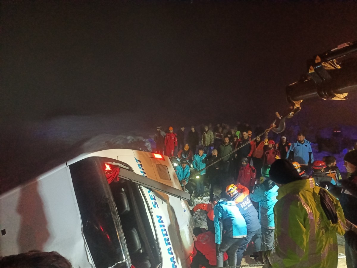 Bingöl'de yolcu otobüsünün şarampole devrilmesi sonucu ilk belirlemelere göre 4 kişi öldü, 32 kişi...