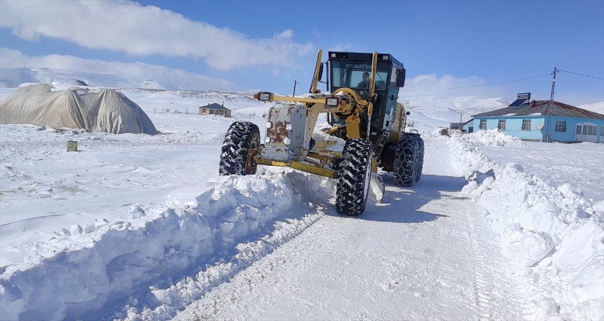 Bingöl ve Şırnak'ta kar ve tipi nedeniyle 10 yerleşim yerinin yolu ulaşıma kapandı. Ekipler...