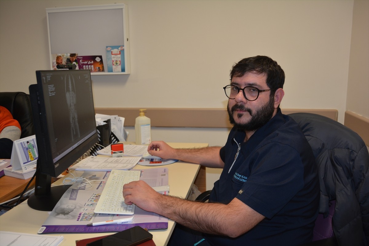 Bitlis'te 5 yaşındaki çocuğun 9 ay önce yuttuğu toplu iğne, ameliyatla mesane duvarından...