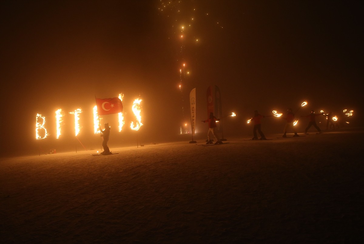Bitlis'te, El-aman Hanı Kayak Merkezi'nde düzenlenen "4. Geleneksel Meşaleli Kayak Festivali ve...