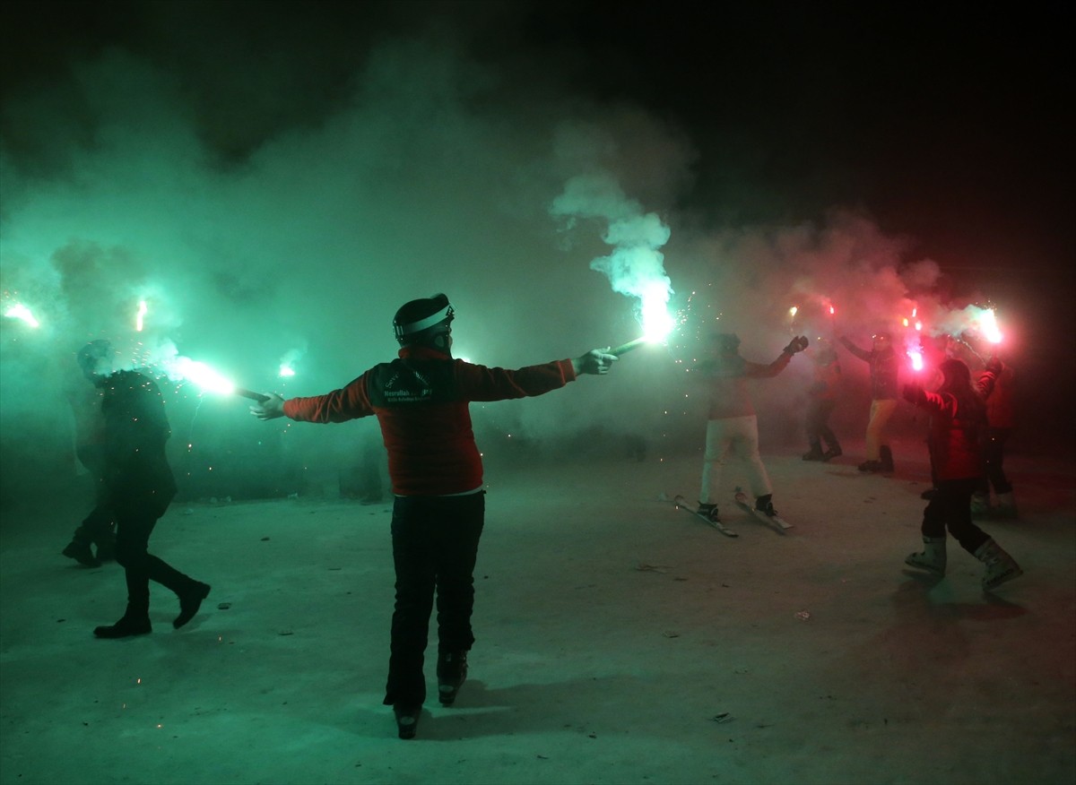 Bitlis'te, El-aman Hanı Kayak Merkezi'nde düzenlenen "4. Geleneksel Meşaleli Kayak Festivali ve...