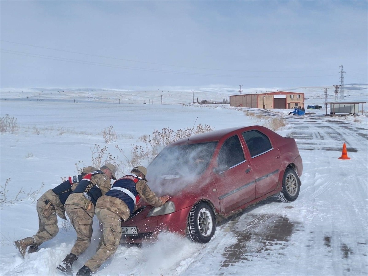 Bitlis'te etkili olan kardan dolayı araçlarıyla yolda kalan sürücülerin yardımına jandarma...