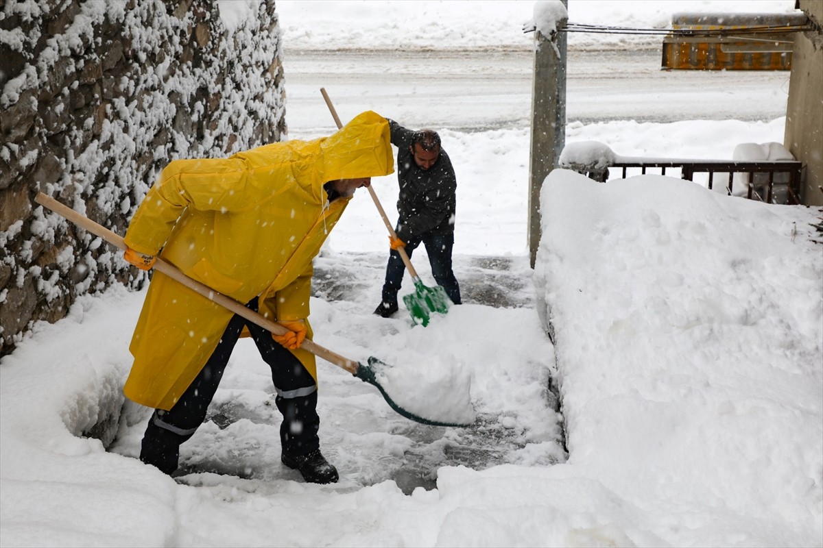Bitlis'te kar yağışının ardından başlatılan yol açma çalışmaları devam etti. 