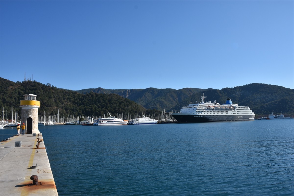 Blue Sapphire isimli kruvaziyer, ikmal için Muğla'nın Marmaris ilçesine geldi. Rodos Adası'ndan...