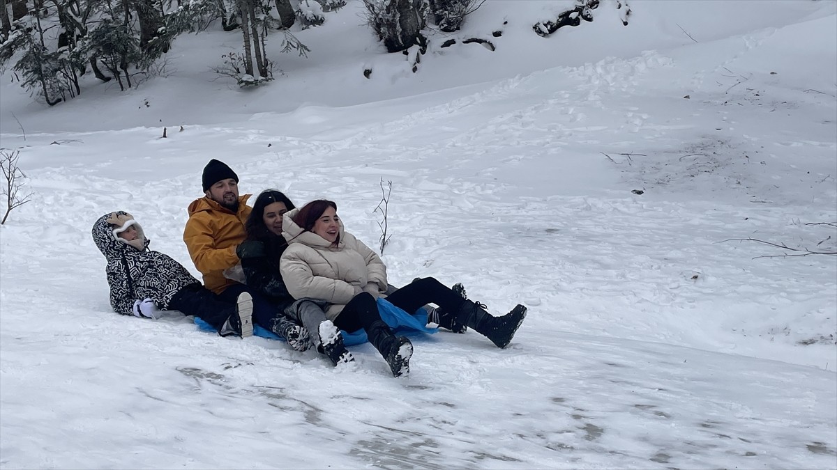 Bolu'da yağışın ardından karla kaplanan Abant Gölü Milli Parkı, hafta sonunda karın tadını...