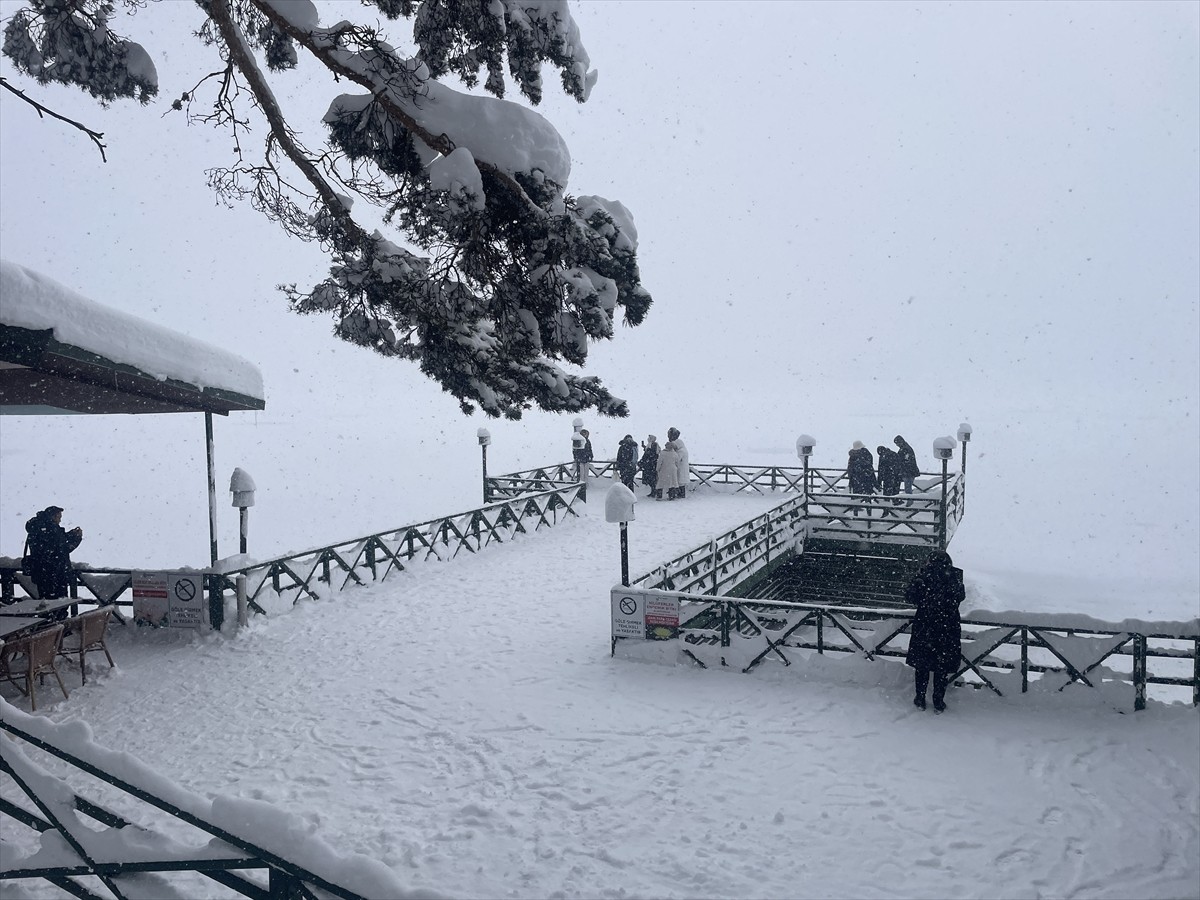 Bolu'nun doğal güzellikleriyle ünlü Abant Gölü Milli Parkı, kar yağışının ardından beyaza...