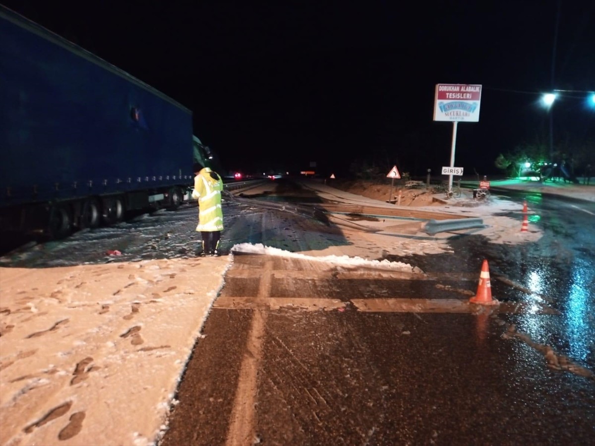 Bolu'nun Mengen ilçesinde refüje çarpan tırın sürücüsü yaralandı.