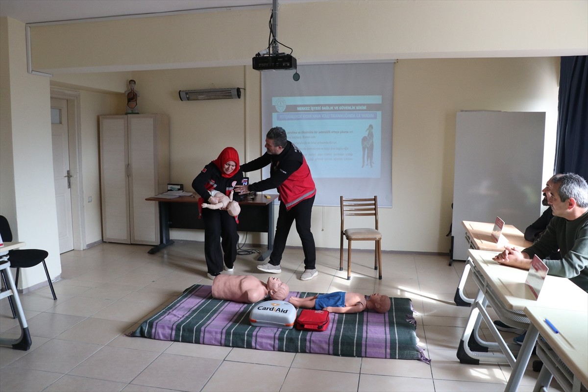 Burdur'da, "Çocuklarımız İlk Yardımla Daha Güvende" projesiyle öğretmenlere ilk yardım eğitimi...