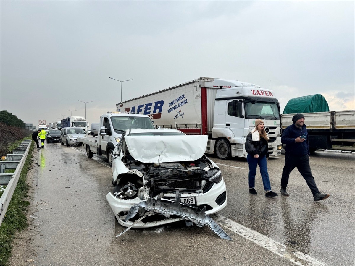 Bursa'da kar yağışı nedeniyle çok sayıda trafik kazası meydana geldi. Kar nedeniyle Bursa Şehir...