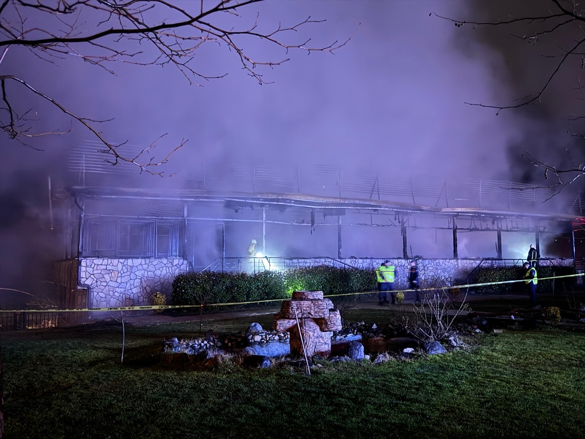 Bursa'nın Kestel ilçesinde restoranda çıkan yangın itfaiye ekiplerince söndürüldü. Yangın...