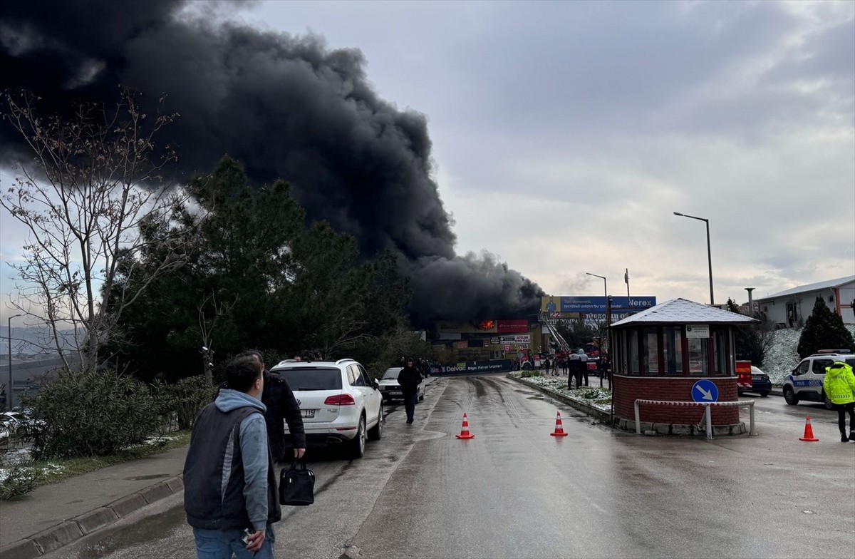 Bursa'nın merkez Yıldırım ilçesinde bulunan sanayi sitesinde madeni yağ satışı yapılan iş yerinde...