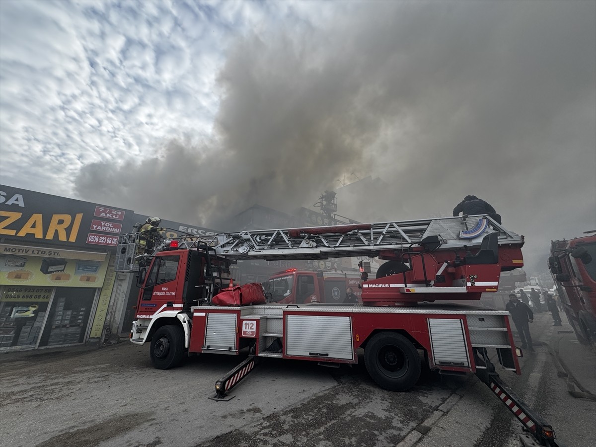 Bursa'nın Osmangazi ilçesinde oto aksesuar üzerine faaliyet gösteren bir iş yerinde çıkan yangın...