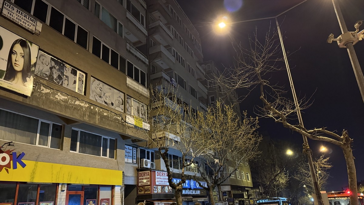 Bursa'nın Osmangazi ilçesinde, yangın çıkan ofiste bir kişi ölü bulundu.