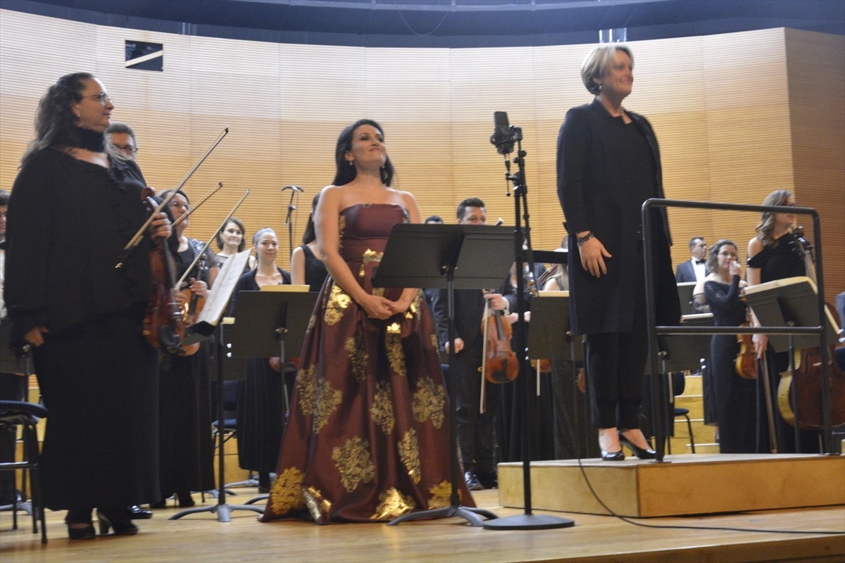 Bursa Bölge Devlet Senfoni Orkestrası (BBDSO), konserde Alman şef Cornelia Von Kerssenbrock ve...