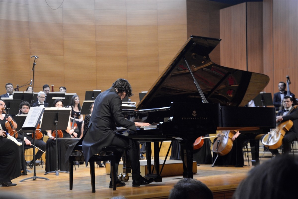 Bursa Bölge Devlet Senfoni Orkestrası (BBDSO), "Yeni Dünyadan" konserinde piyanist Cem Babacan ile...