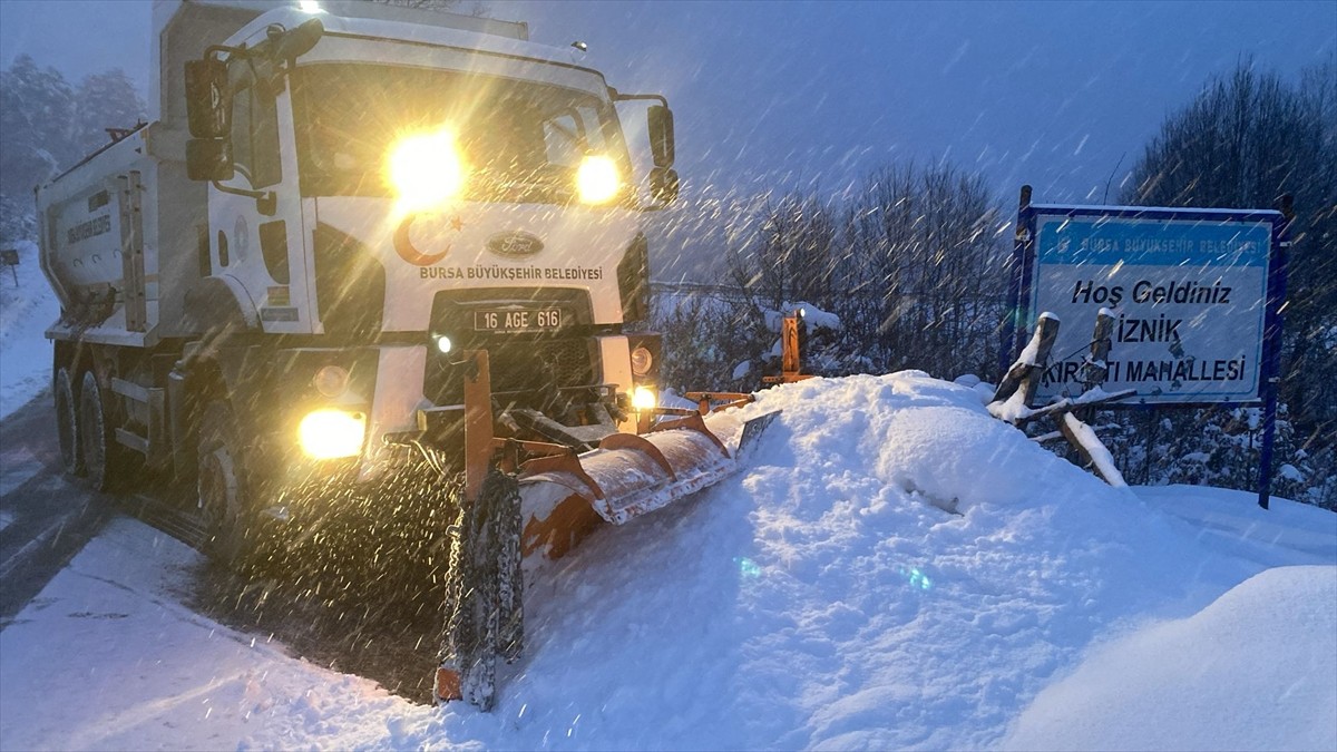 Bursa Büyükşehir Belediyesi ekipleri, il genelinde kapanan 143 mahalle yolunu yeniden ulaşıma...