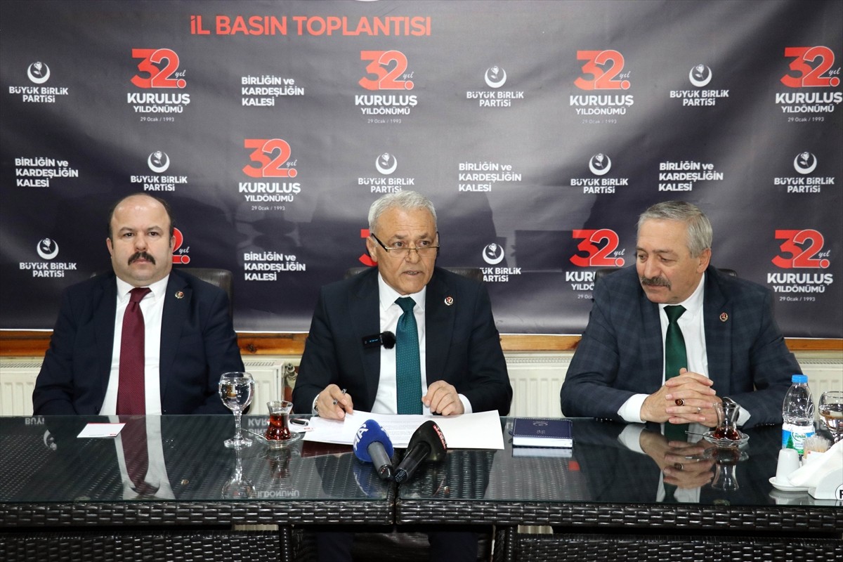 Büyük Birlik Partisi (BBP) Genel Başkan Yardımcısı Fehmi Güney (ortada), Amasya'daki bir...