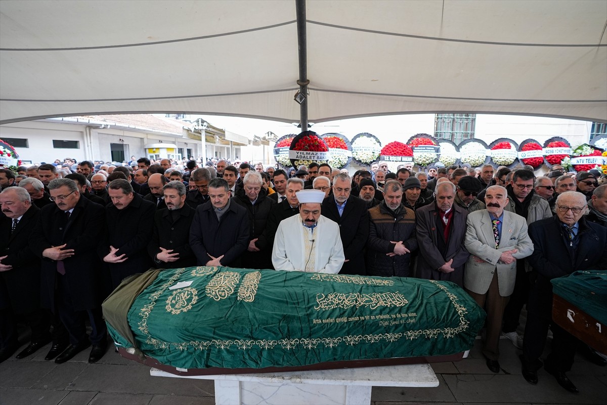 Çalışma ve Sosyal Güvenlik Bakanı Vedat Işıkhan'ın, dün hayatını kaybeden ablası Seyhan Güneş'in...