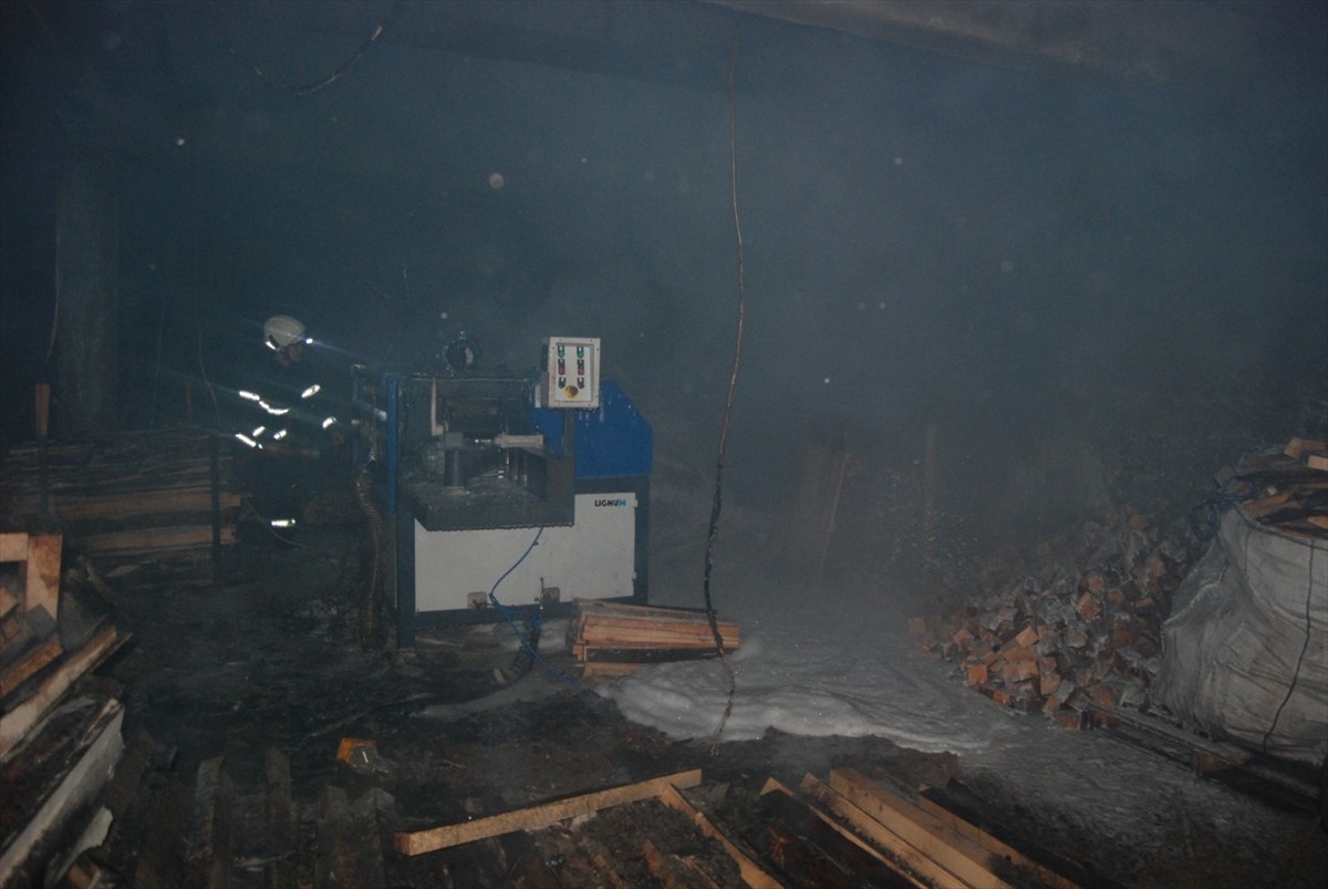 Çanakkale'nin Bayramiç ilçesinde palet atölyesinde çıkan yangın itfaiye ekiplerinin müdahalesi...