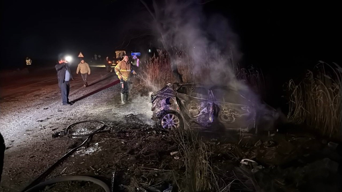 Çanakkale'nin Çan ilçesinde meydana gelen trafik kazasında, aralarında nikahtan dönen aile...