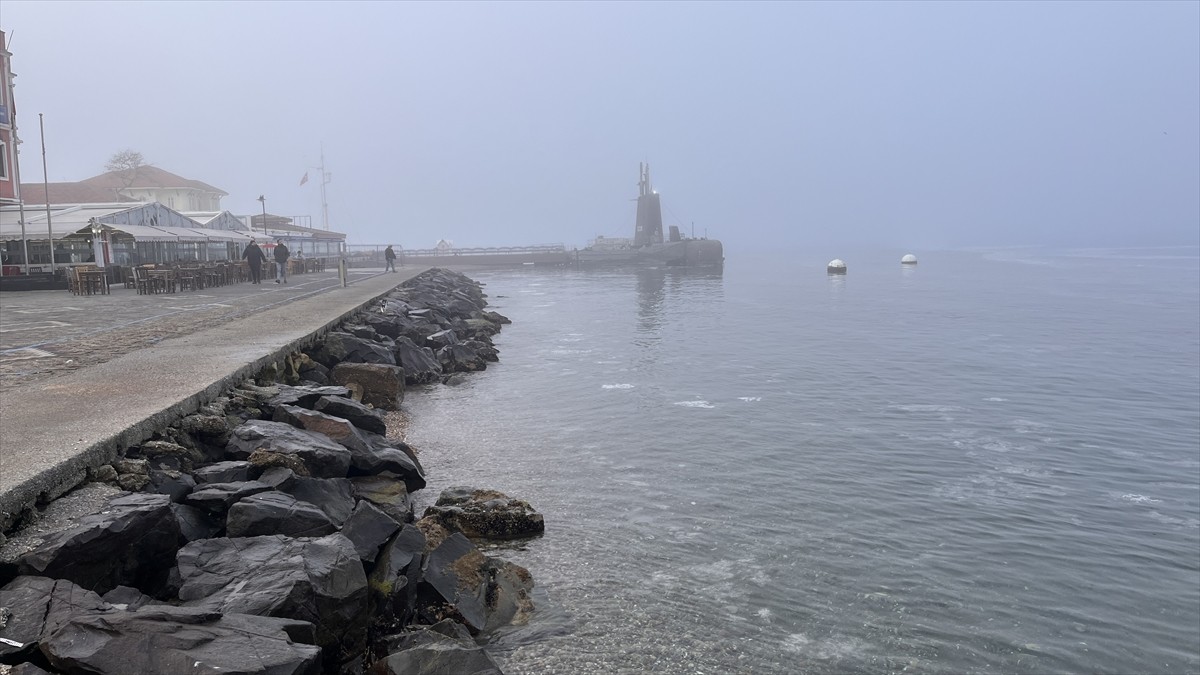 Çanakkale Boğazı'nda etkili olan yoğun sis nedeniyle çift yönlü transit gemi trafiği geçici olarak...