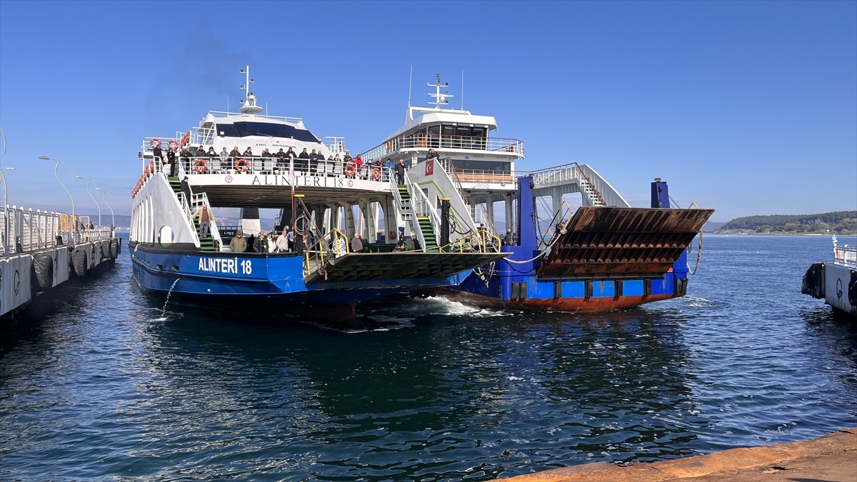 Çanakkale Boğazı'nda makine arızası yapan feribot, iskeleye yanaştırıldı.