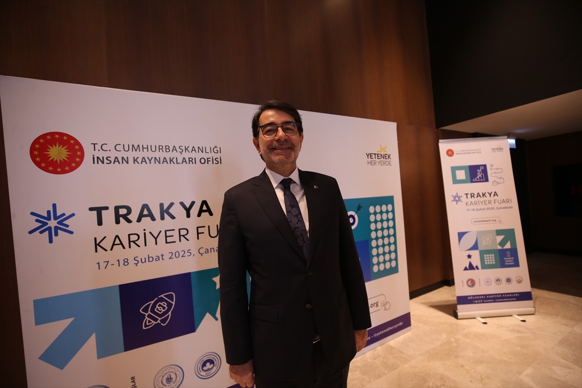 Çanakkale Onsekiz Mart Üniversitesi'nin (ÇOMÜ) ev sahipliğinde, kentteki bir otelde Trakya Kariyer...