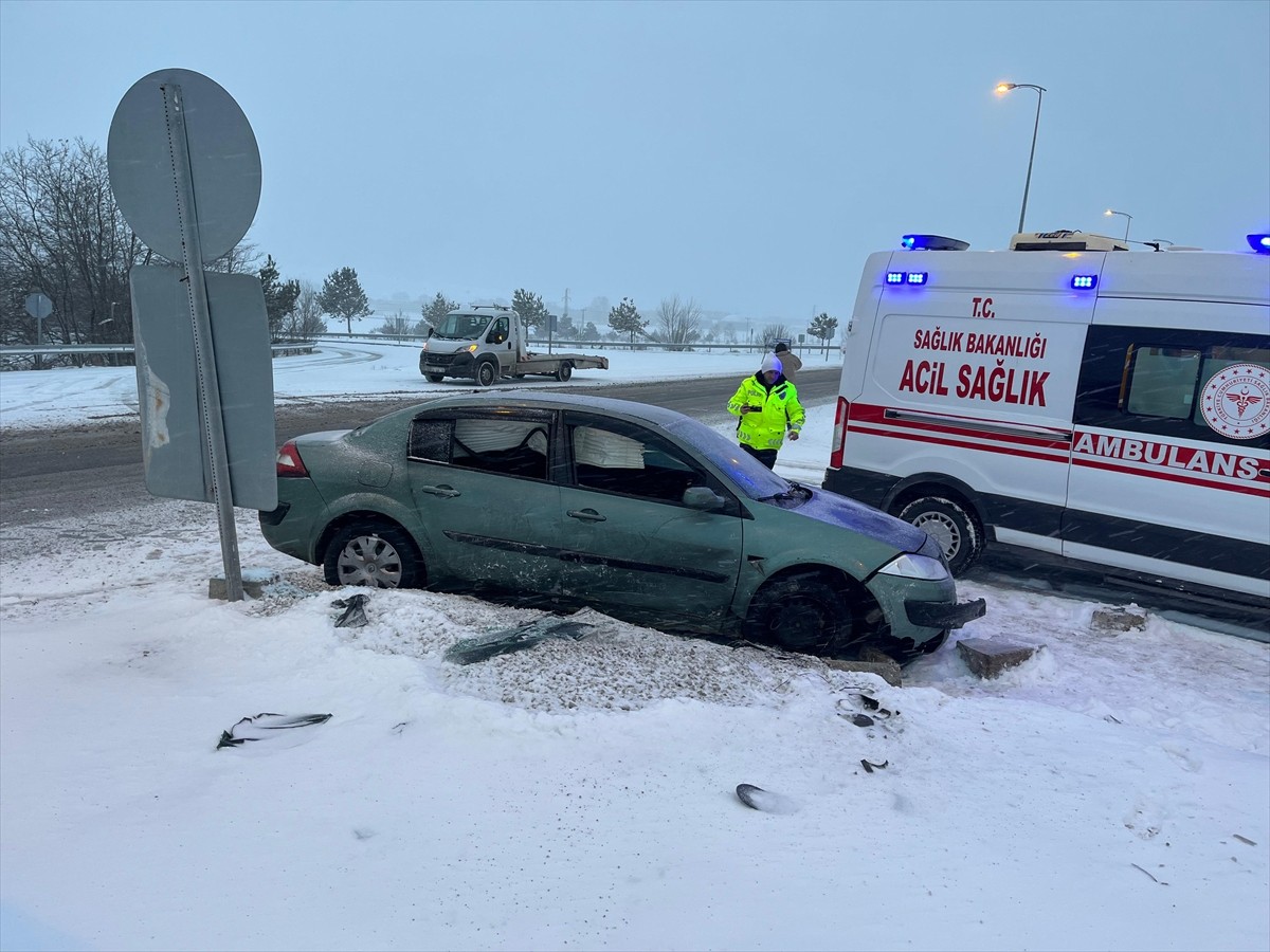 Çankırı'da meydana gelen trafik kazasında 4 kişi yaralandı. Olay yerine sağlık, polis ve jandarma...