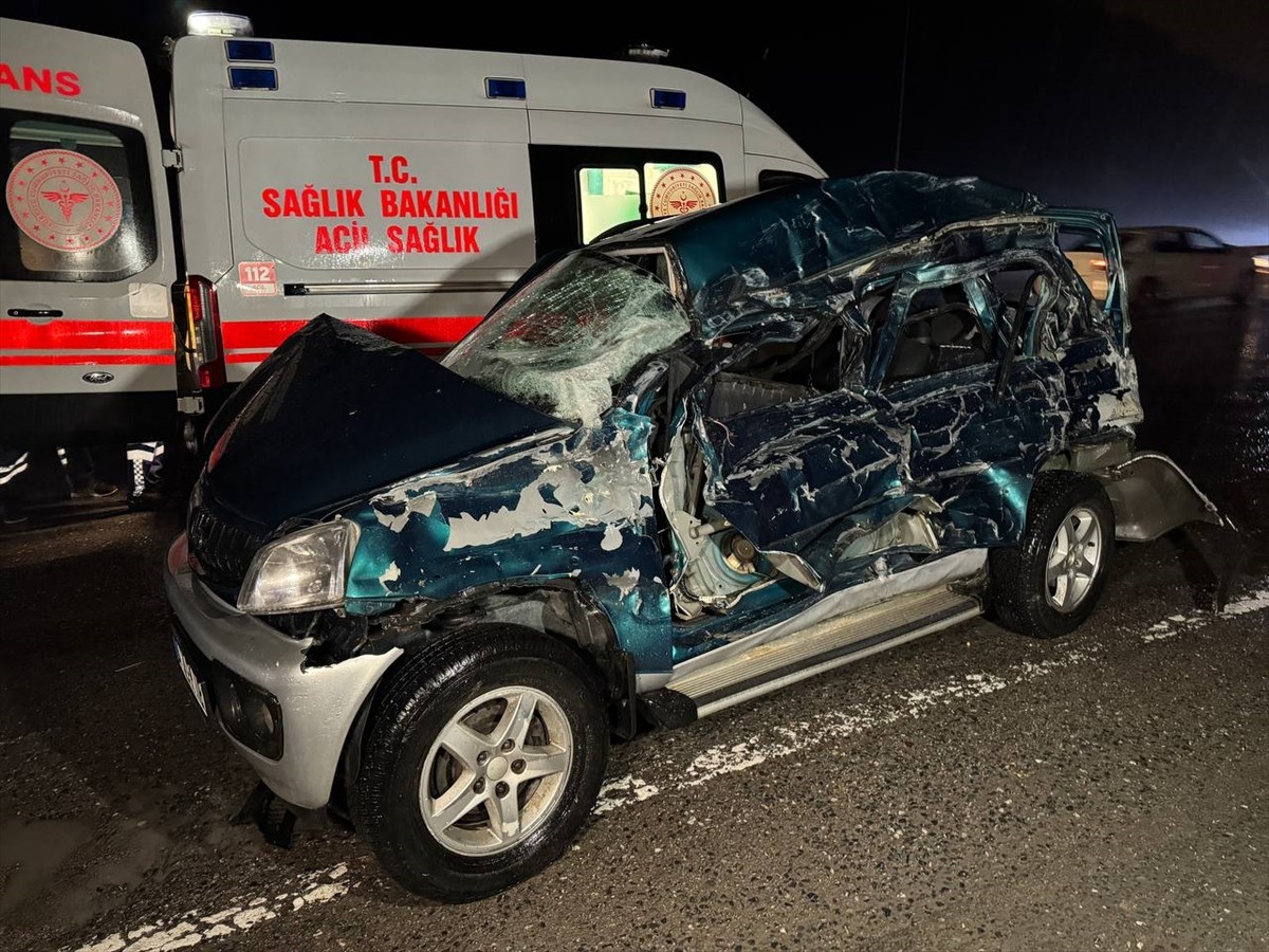 Çekmeköy'de beton mikserinin karşı şeride geçerek ciple çarpışması sonucu 2 kişi hayatını...