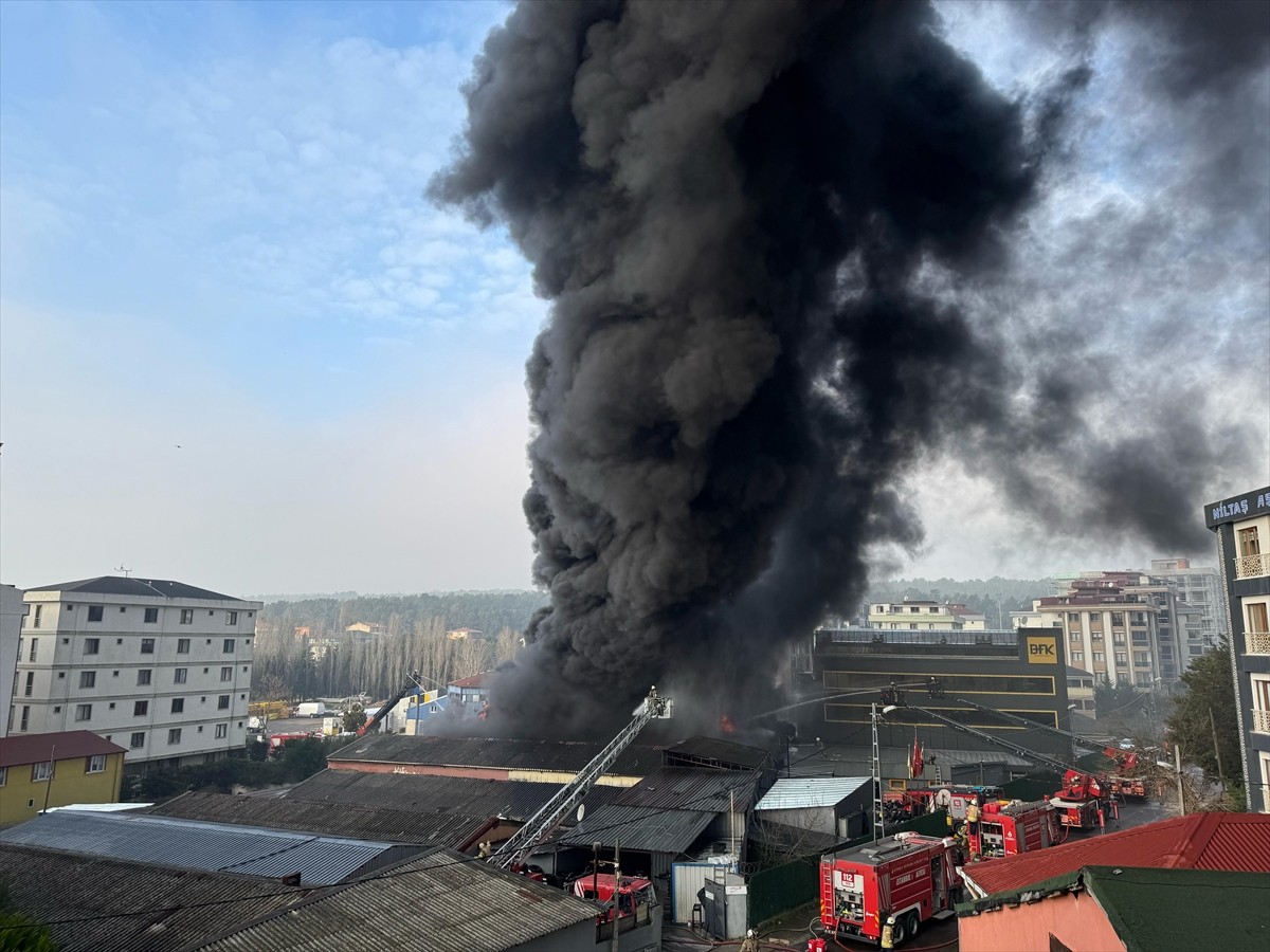 Çekmeköy Alemdağ Mahallesi Saray Caddesi üzerinde bulunan lastik fabrikasında çıkan yangına...