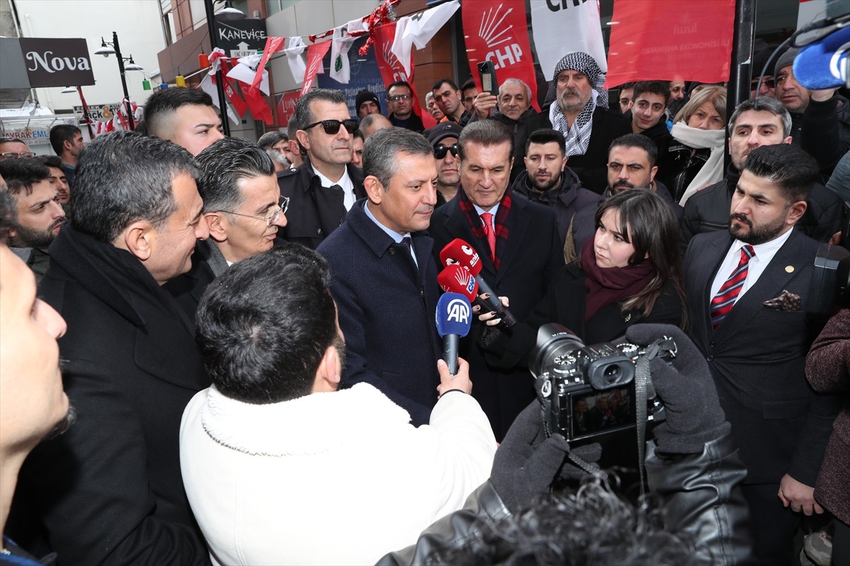 Çeşitli ziyaretlerde bulunmak üzere Erzincan'a gelen CHP Genel Başkanı Özgür Özel, Halk Buluşması...