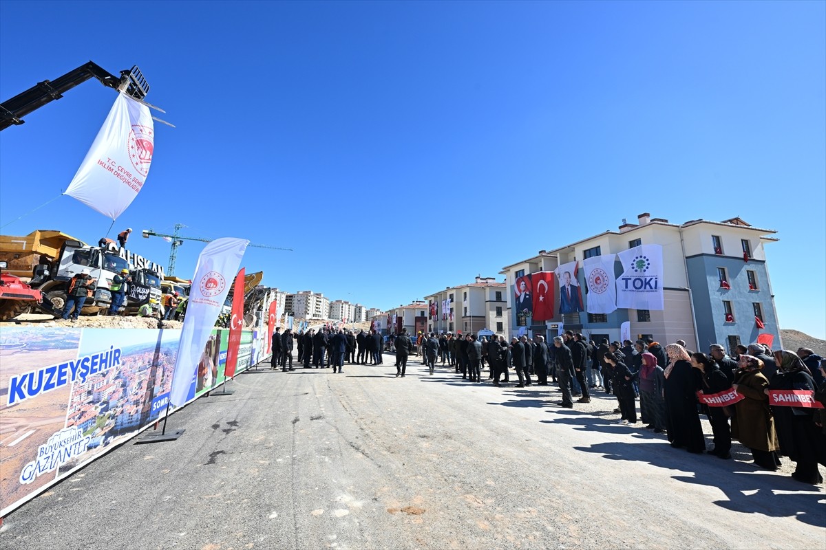 Çevre, Şehircilik ve İklim Değişikliği Bakanı Murat Kurum, Gaziantep'te "Güneyşehir 1360 Konut ve...