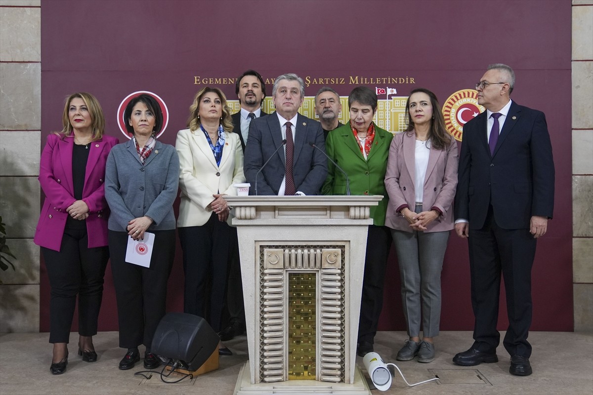 CHP Ankara Milletvekili Aylin Yaman (sol 2) ve CHP'li bir grup milletvekiliyle Meclis'te...