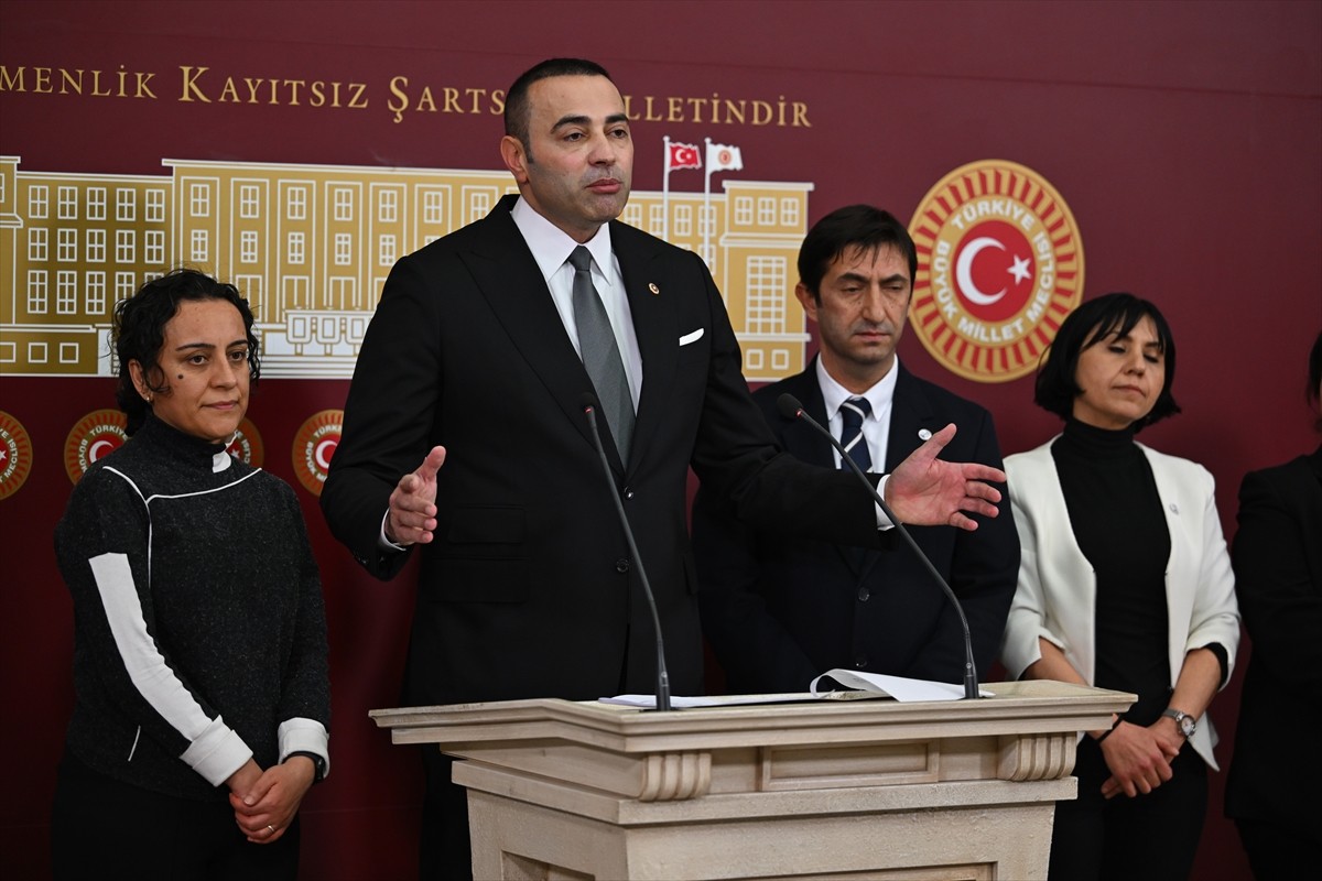 CHP Antalya Milletvekili Aykut Kaya (sol 5), Emeklilikte Adalet Derneği üyeleri ile birlikte...