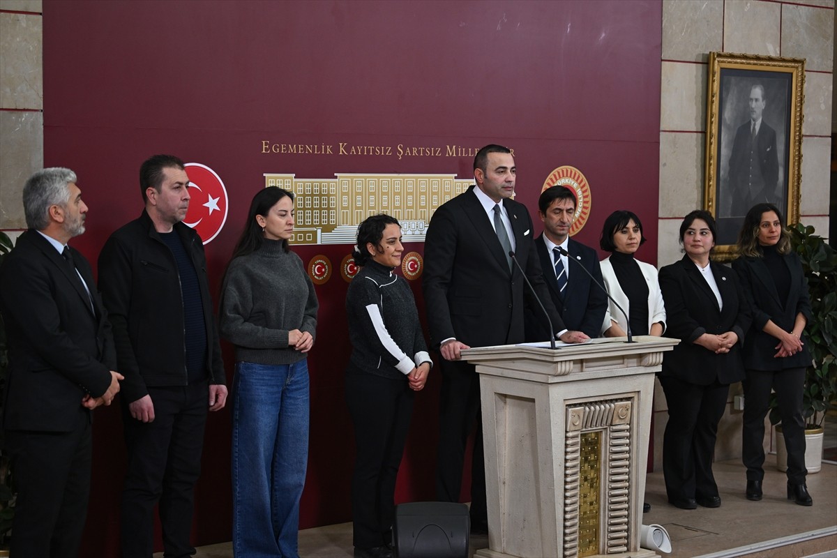 CHP Antalya Milletvekili Aykut Kaya (sol 5), Emeklilikte Adalet Derneği üyeleri ile birlikte...