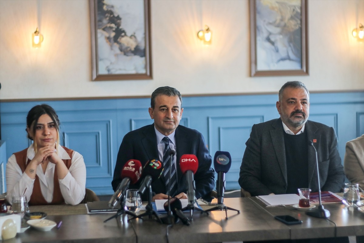 CHP Genel Başkan Yardımcısı Burhanettin Bulut (ortada), İzmir'deki bir restoranda düzenlediği...